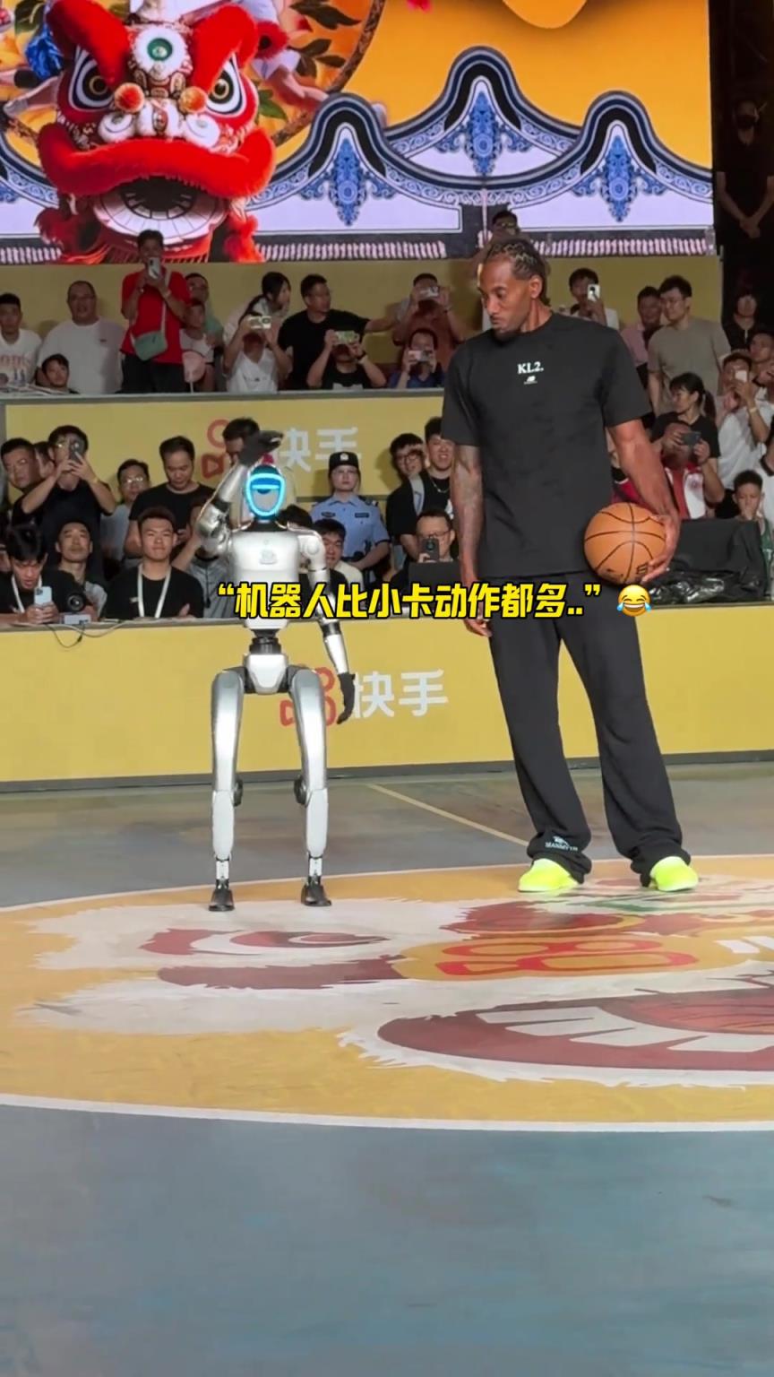 碰上真机器人了！小卡中国行单挑机器人 场面一度有点尴尬