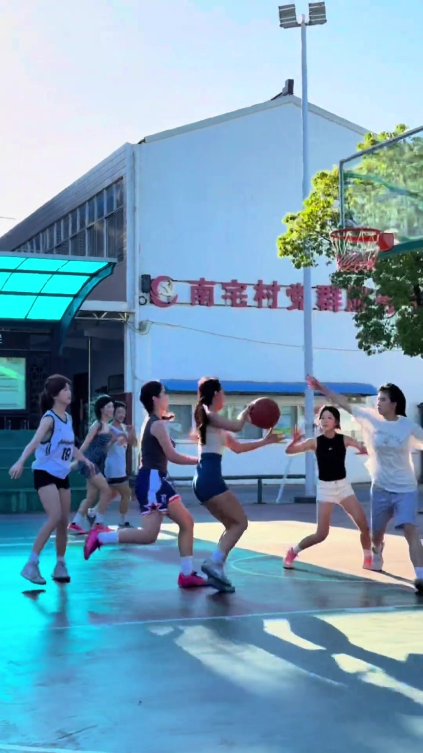看NBA也就图一乐，真对抗还得看女孩子打野球