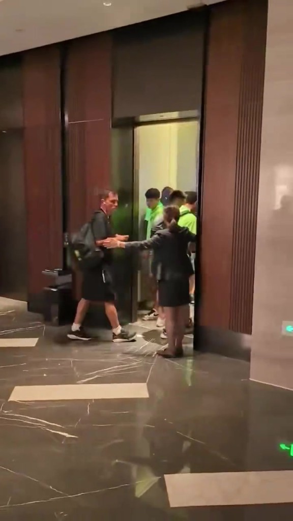 今夏第7签！官方：热刺签下哈维-西蒙斯，转会费6000万欧&身披7号